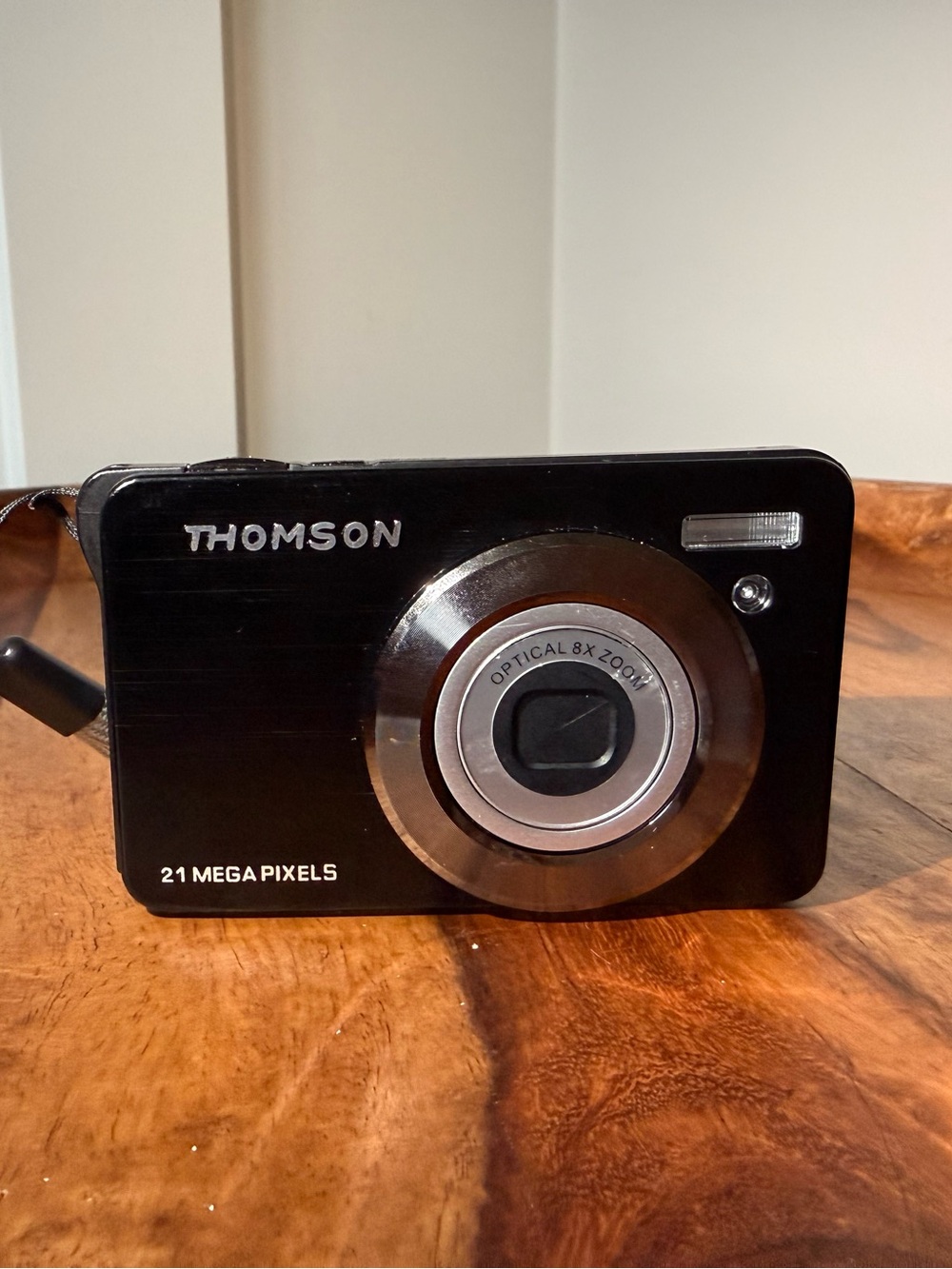 Thomson compact digital camera, 21 MP with 8× optical zoom
